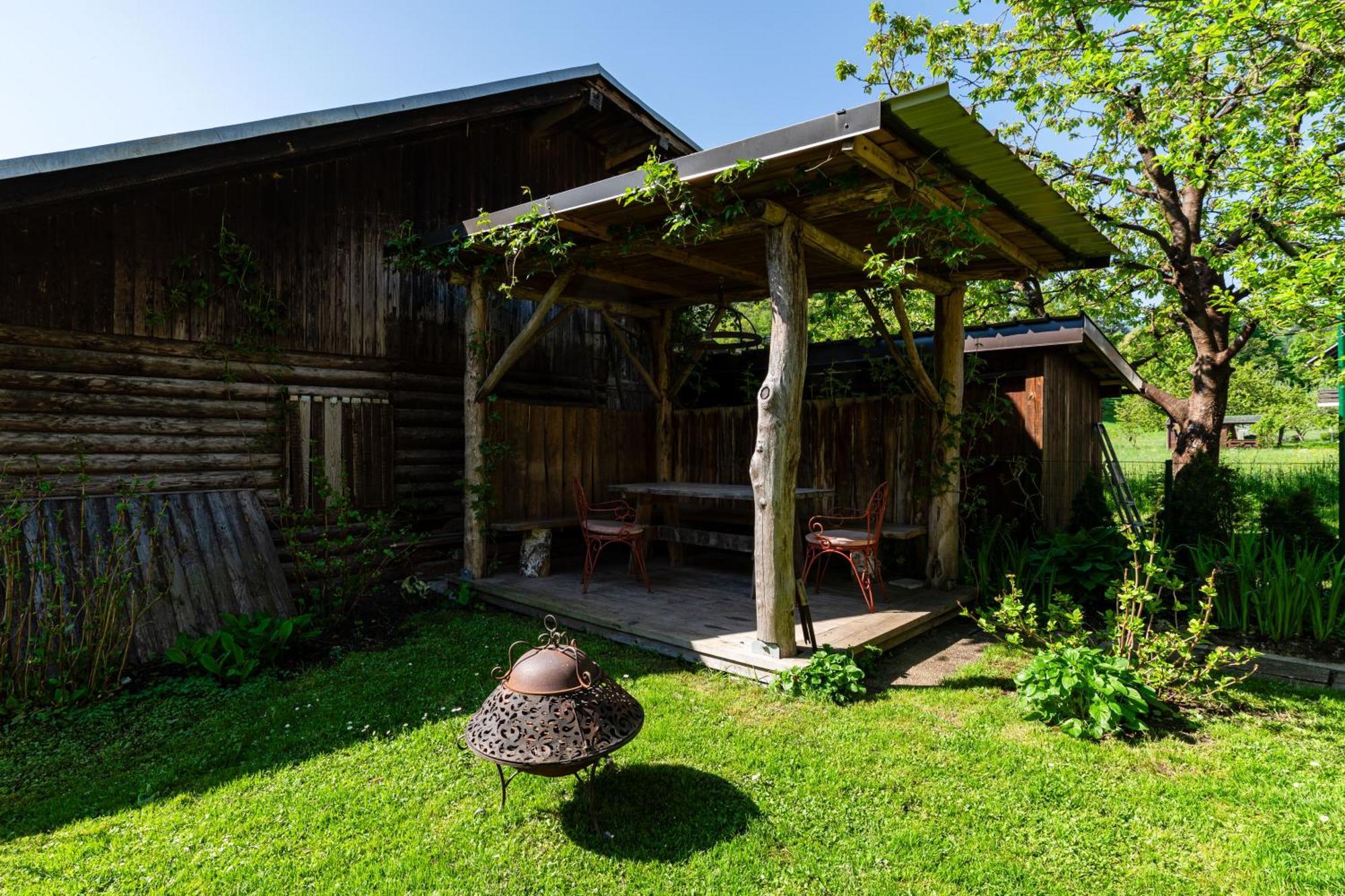 House, Garden And A Green Cat Bled Bagian luar foto