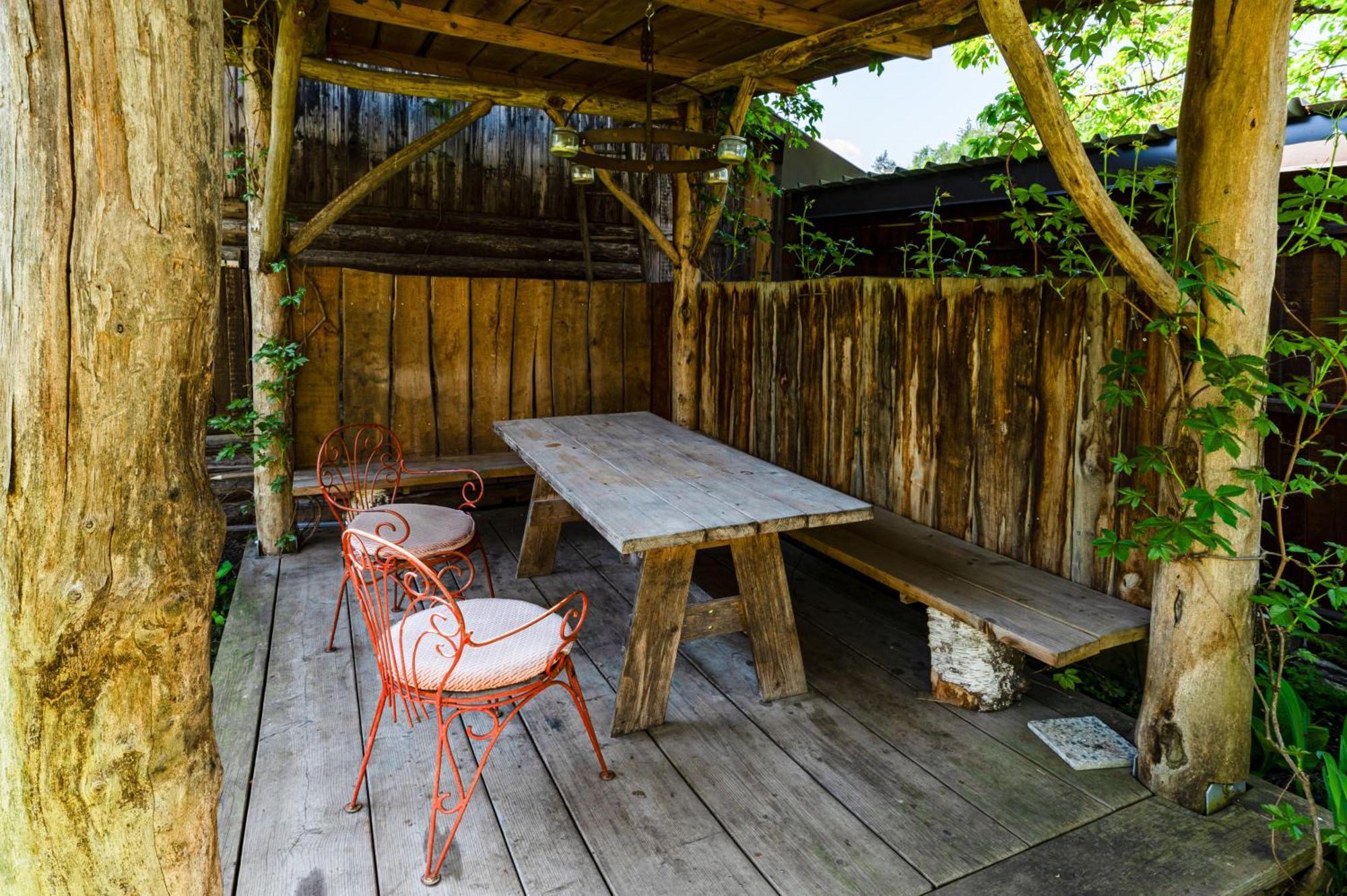 House, Garden And A Green Cat Bled Bagian luar foto