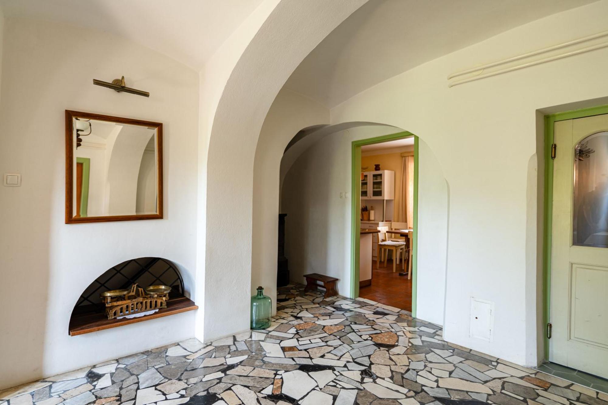 House, Garden And A Green Cat Bled Bagian luar foto